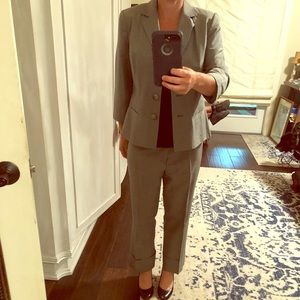 Banana Republic Size 2 suit light grey